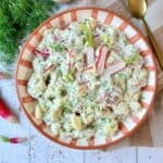 Cremet kartoffelsalat med agurk og radiser i creme fraichedressing med dild og purløg.