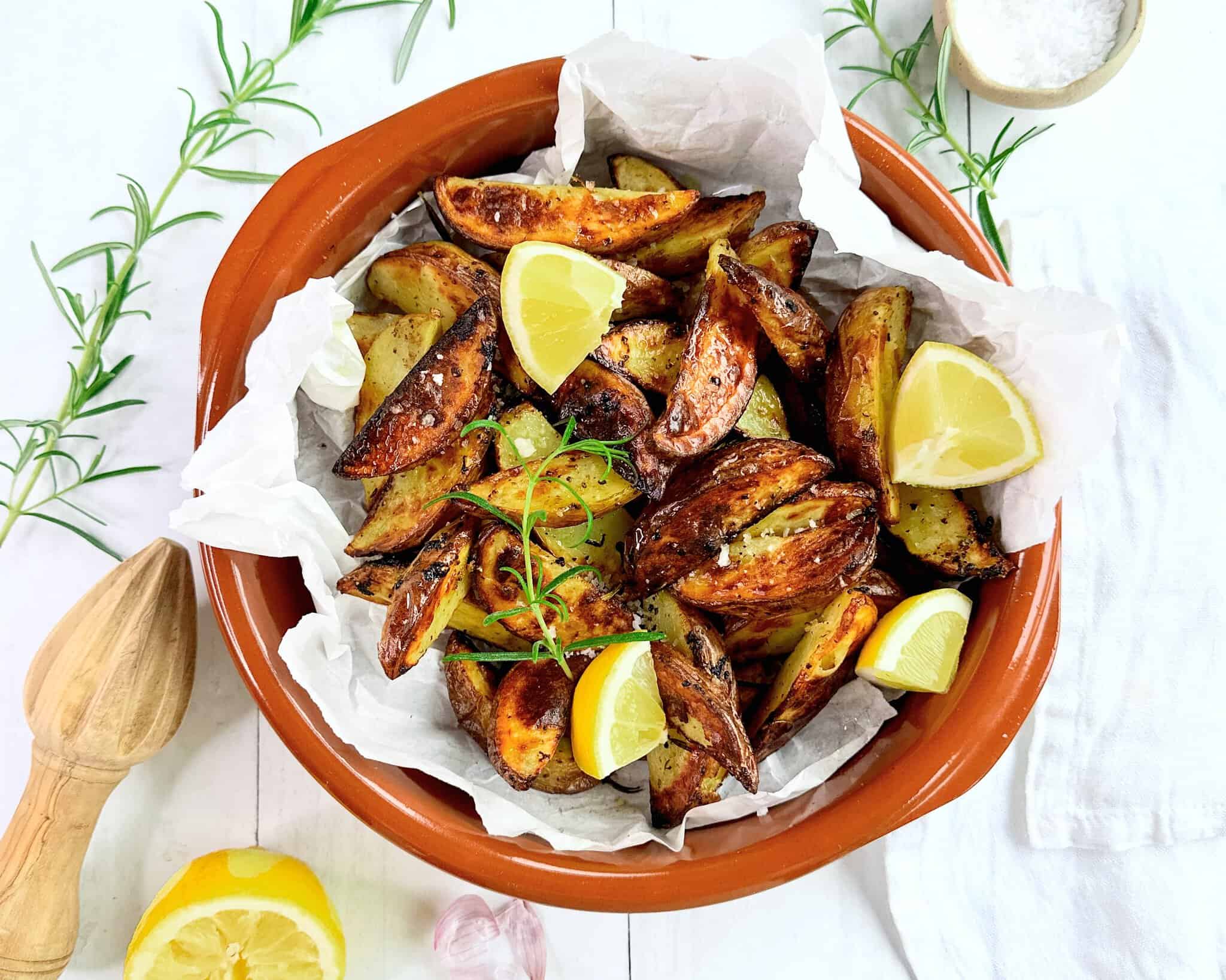 Græske kartofler tilberedt i ovn eller airfryer.