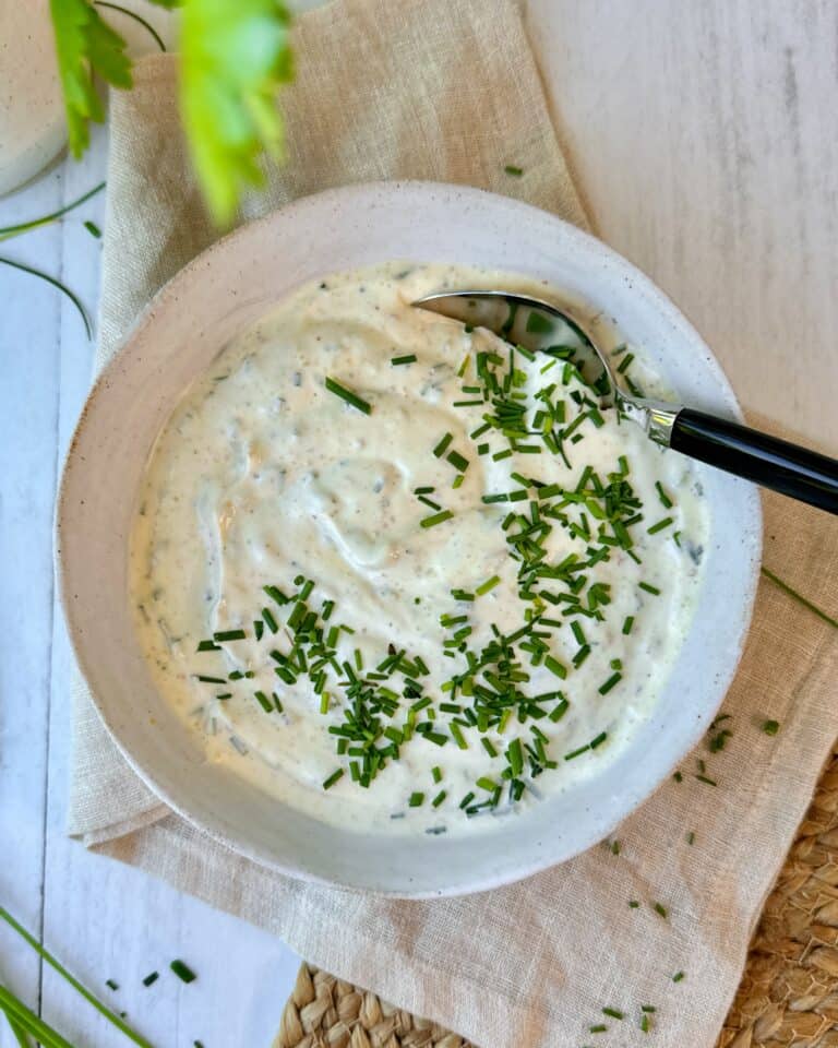 Hjemmelavet creme fraiche dressing med løg og purløg.