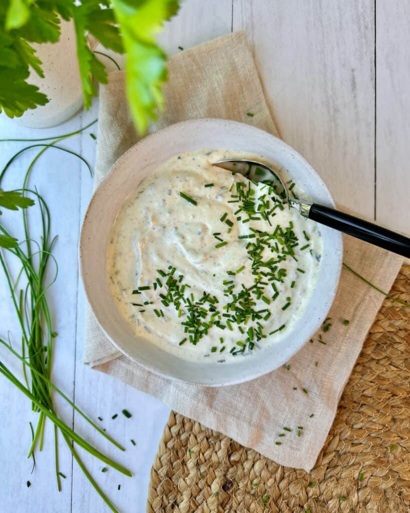 Hjemmelavet creme fraiche dressing med løg og purløg.