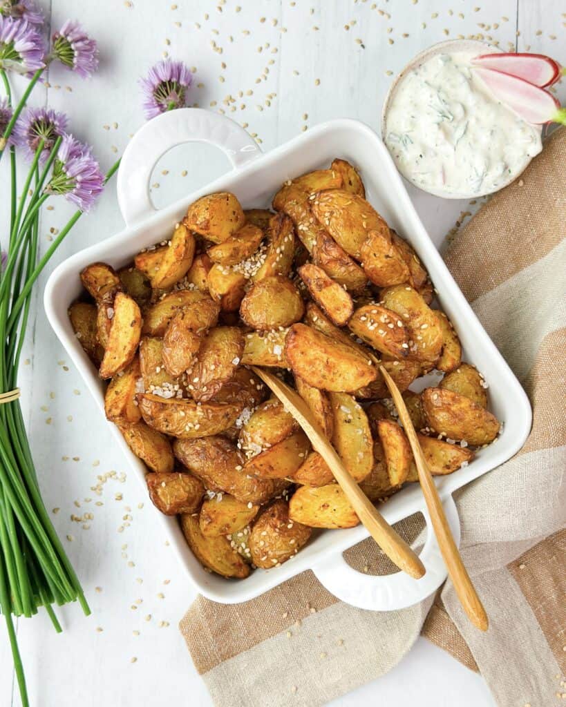 Krydrede kartoffelbåde tilberedt i ovn og airfryer.
