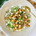 Græsk kartoffelsalat med små bagte kartofler, feta, agurk, radiser og cremet tzatziki.