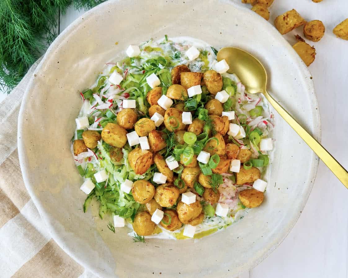 Græsk kartoffelsalat med små bagte kartofler, feta, agurk, radiser og cremet tzatziki.