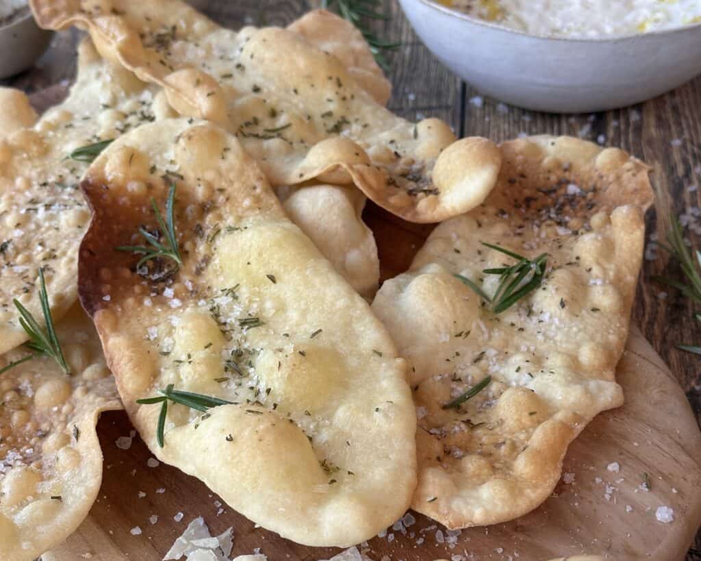 Sprøde italienske fladbrød (Lingue di Suocera) med salt og rosmarin.