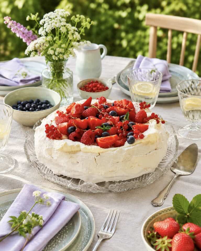 Pavlova med vaniljeskum og friske bær