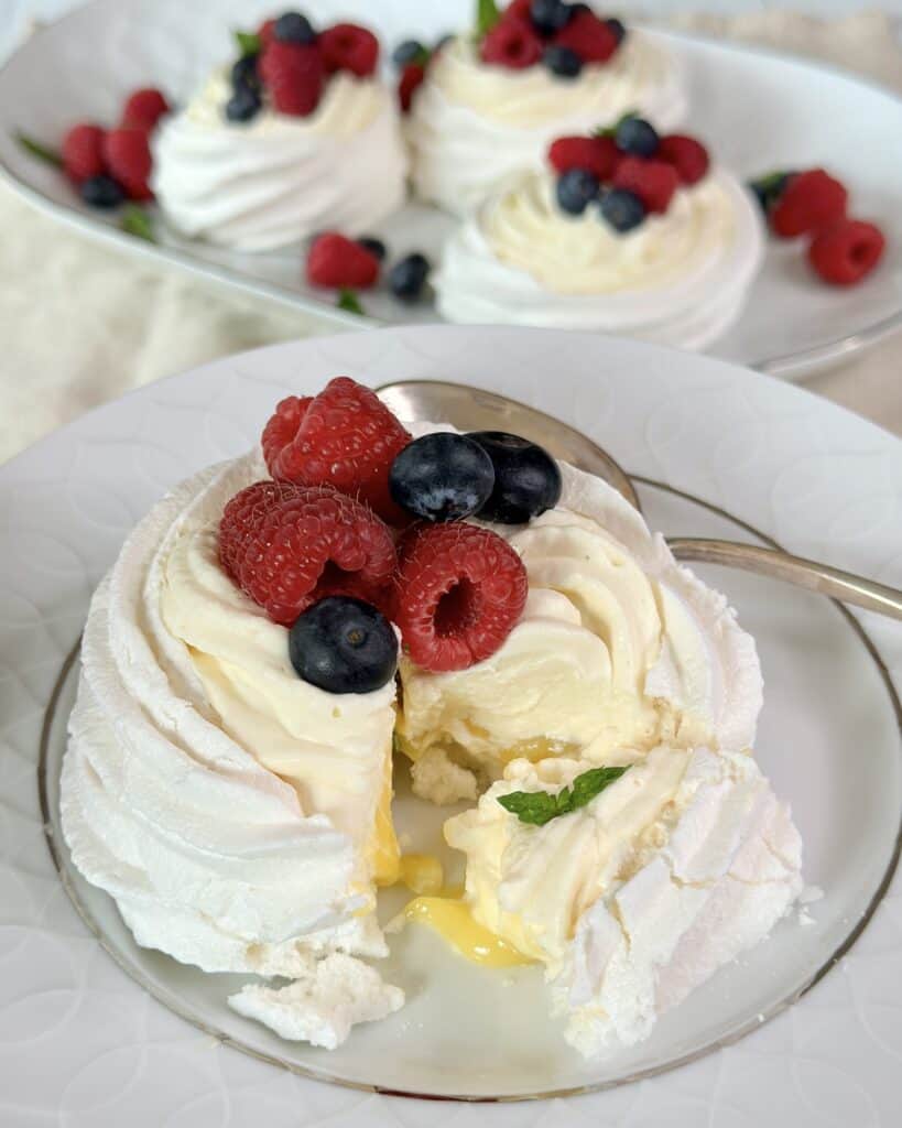 Marengs fuglereder med lemoncurd, flødeskum og bær