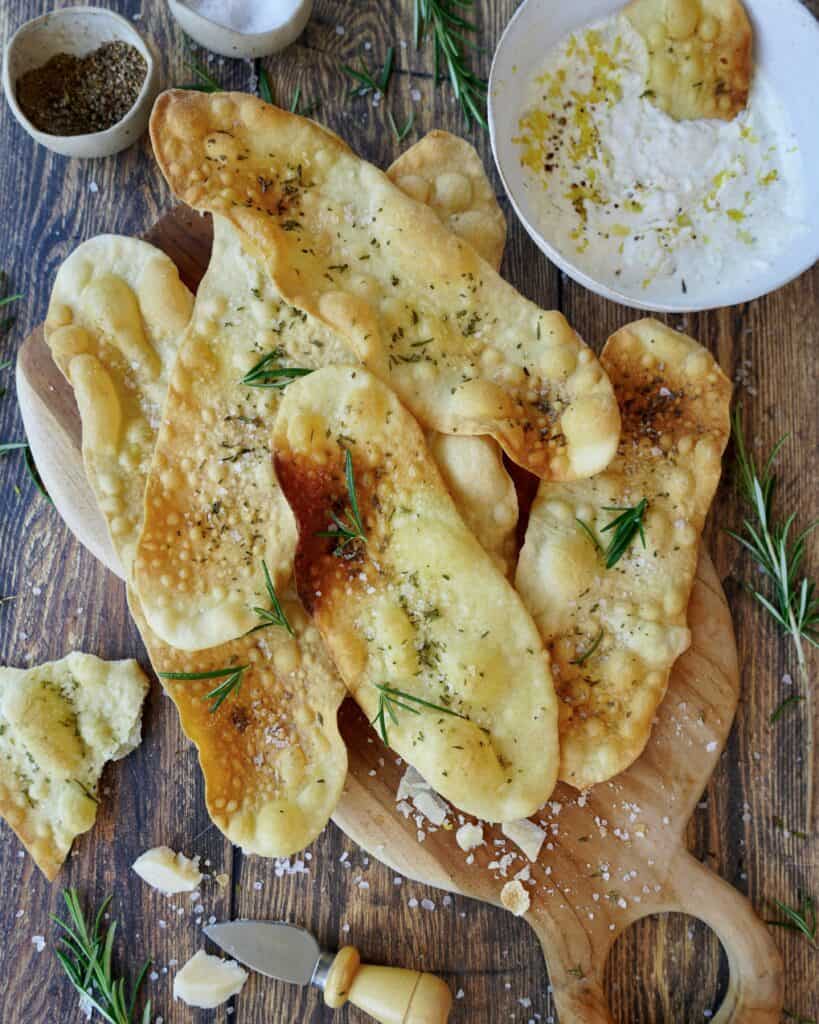 Sprøde italienske fladbrød (Lingue di Suocera) med salt og rosmarin.