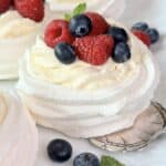 Marengs fuglereder med lemoncurd, flødeskum og bær