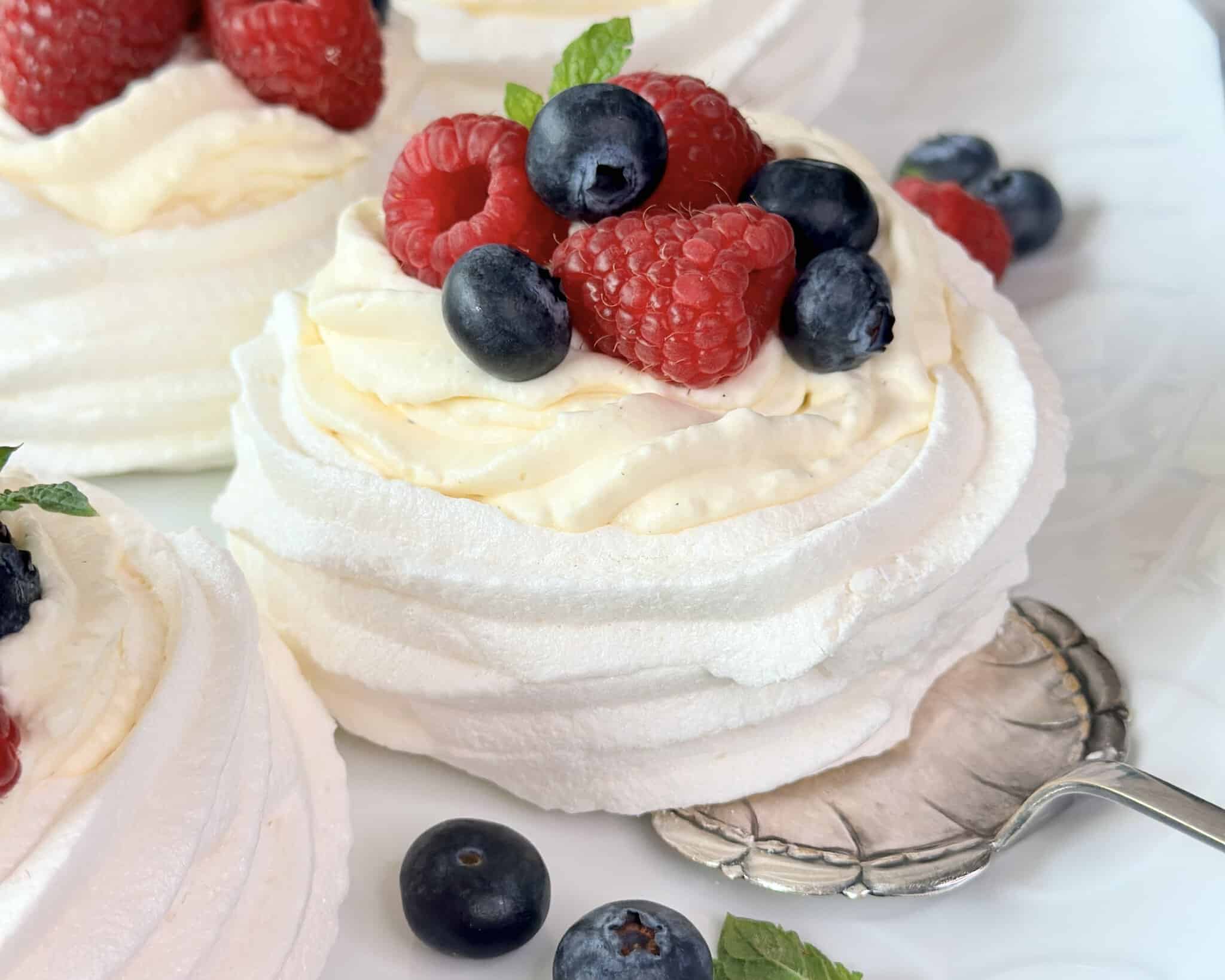 Marengs fuglereder med lemoncurd, flødeskum og bær