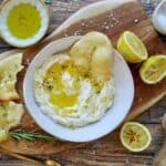 Pisket fetacreme med citron og olivenolie.
