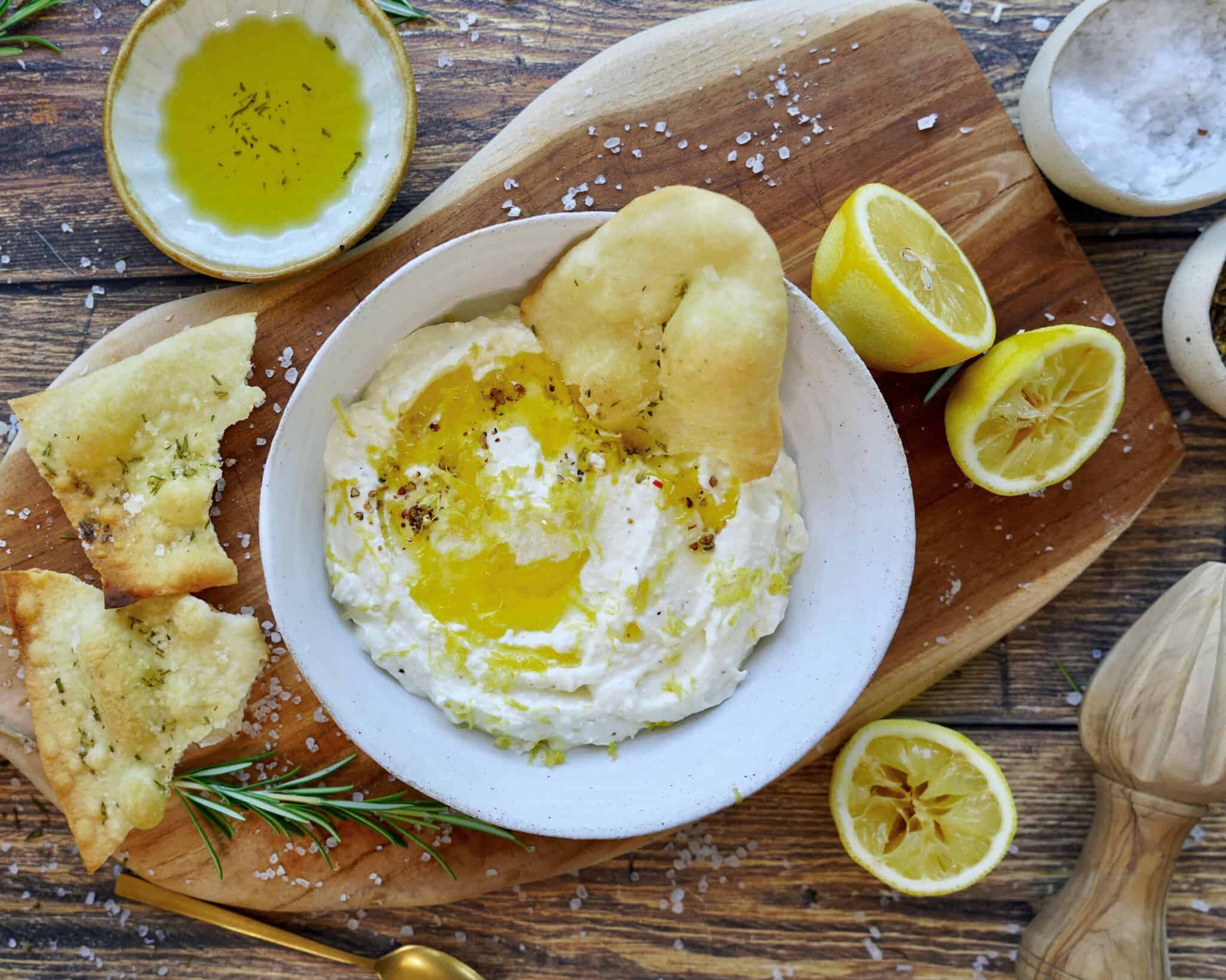 Pisket fetacreme med citron og olivenolie.