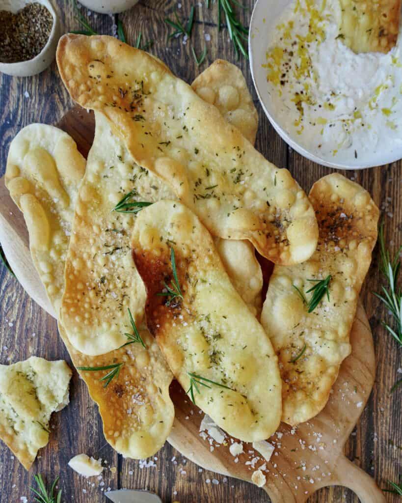 Sprøde italienske fladbrød (Lingue di Suocera) med salt og rosmarin.