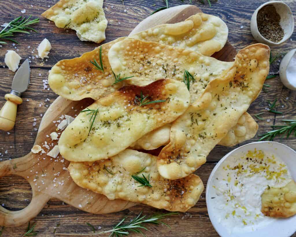 Sprøde italienske fladbrød (Lingue di Suocera) med salt og rosmarin.