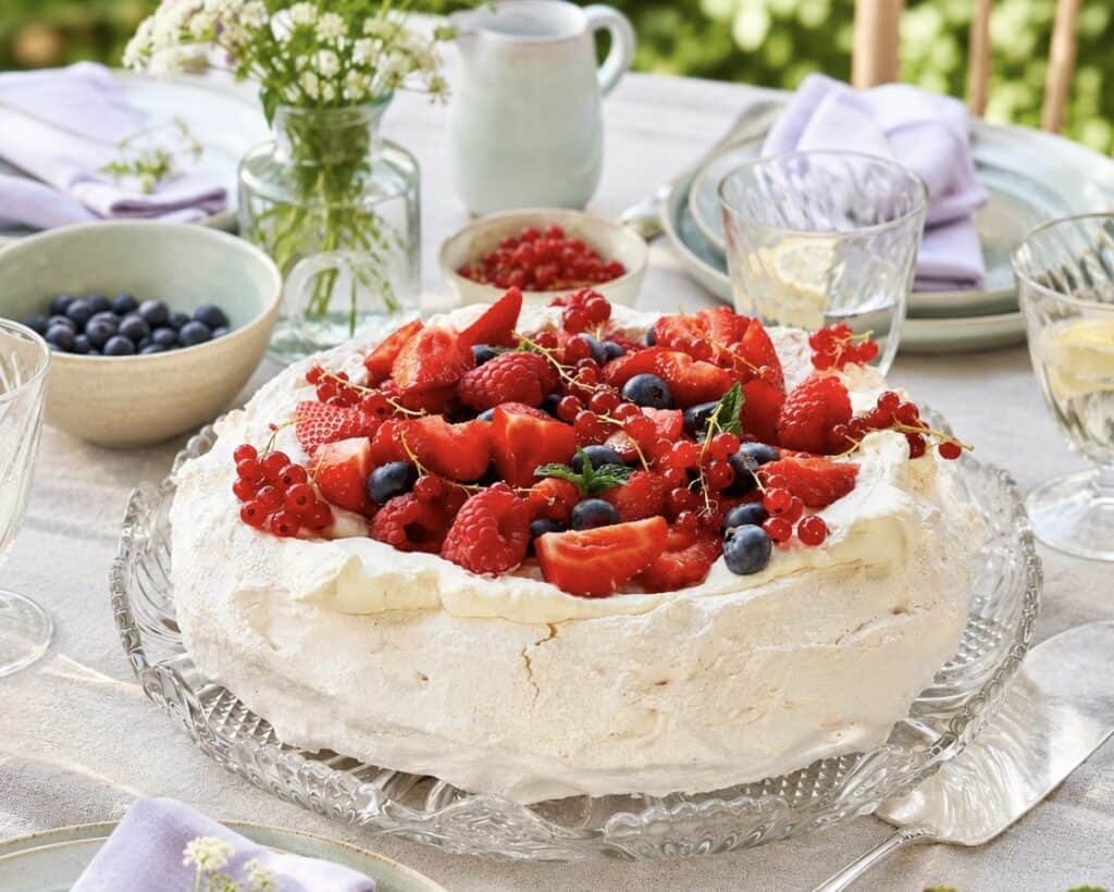 Pavlova med vaniljeskum og friske bær