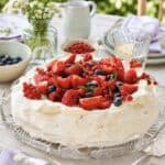 Pavlova med vaniljeskum og friske bær