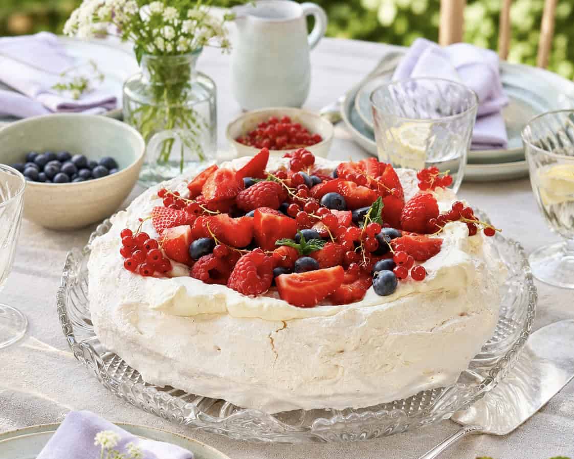 Pavlova med vaniljeskum og friske bær
