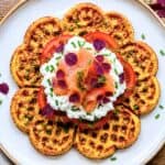 Hjemmelavede gulerodsvafler med creme og røget laks