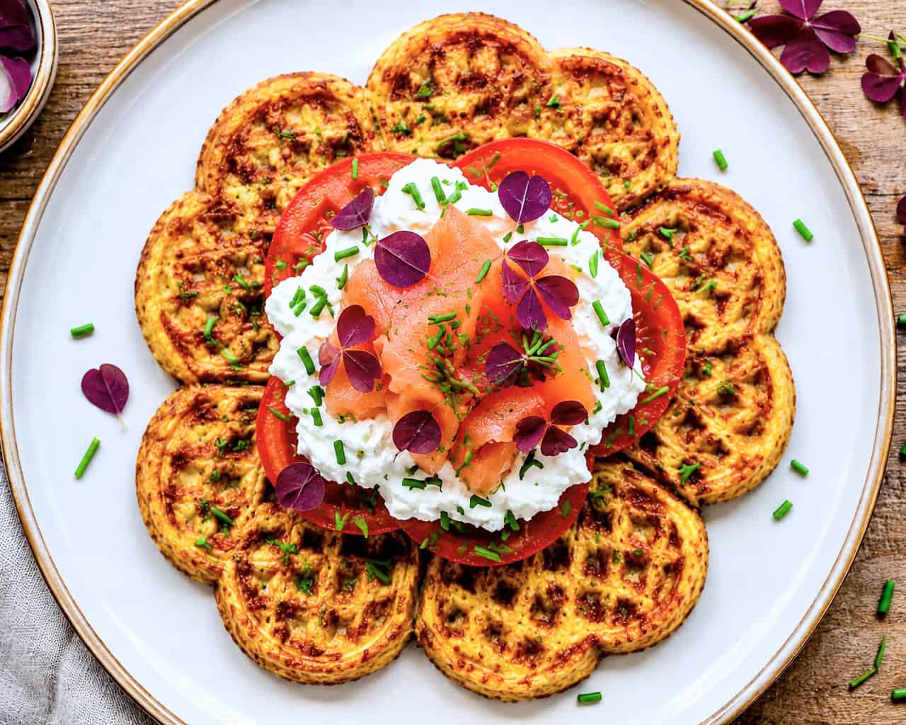Hjemmelavede gulerodsvafler med creme og røget laks