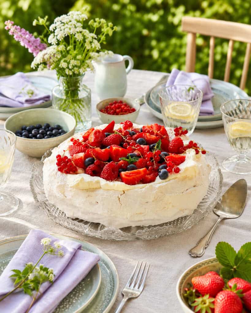 Pavlova med vaniljeskum og friske bær