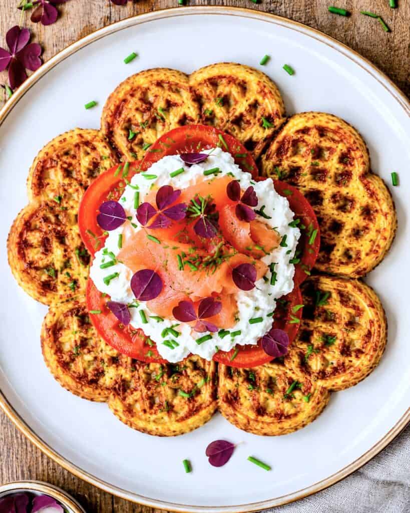 Hjemmelavede gulerodsvafler med creme og røget laks