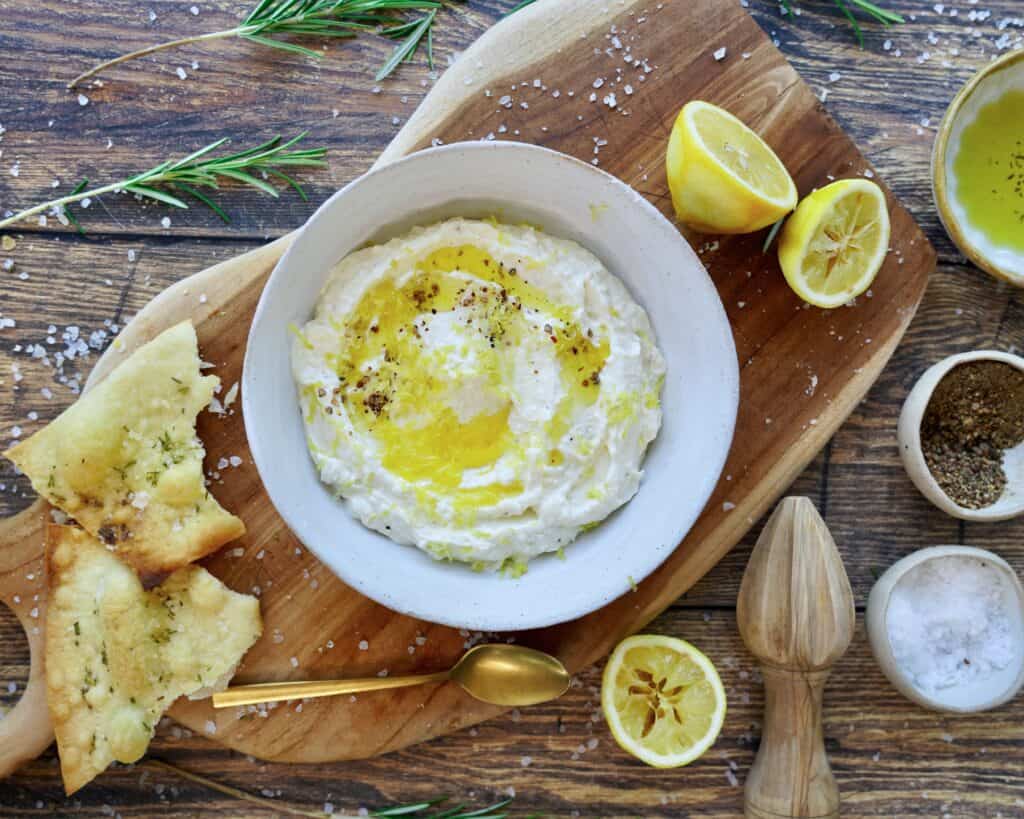 Pisket fetacreme med citron og olivenolie.