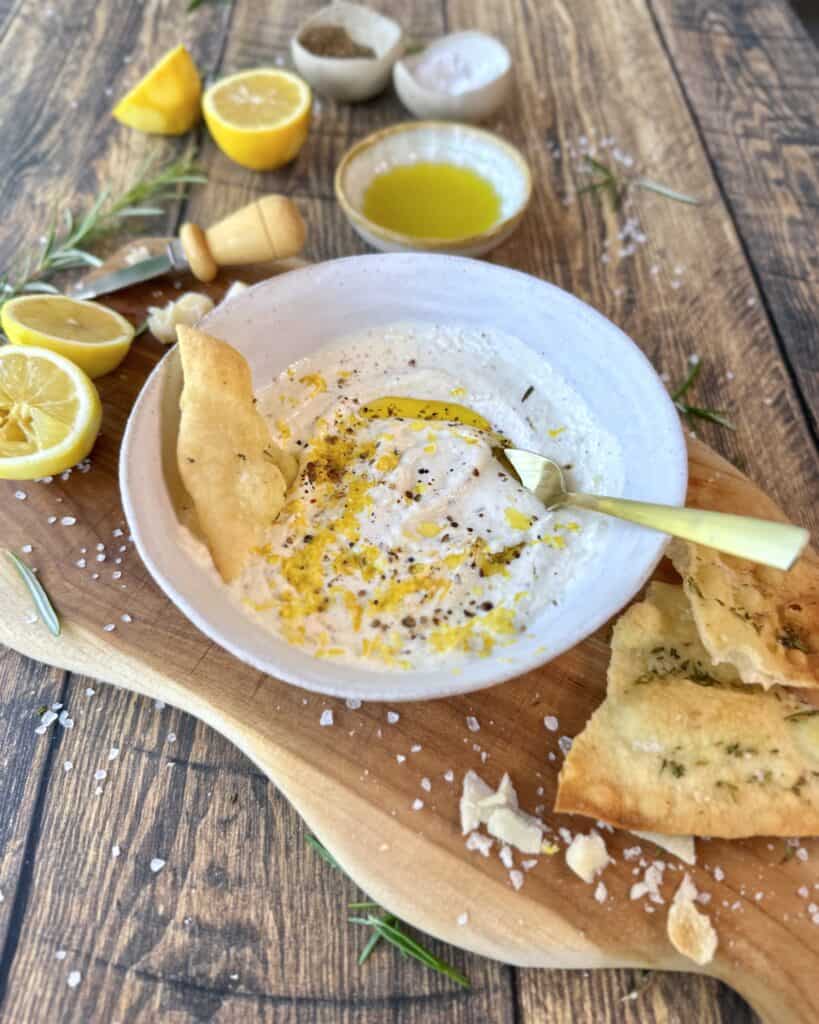 Dip med creme fraiche, citron og parmesan til brød, tapas og grill