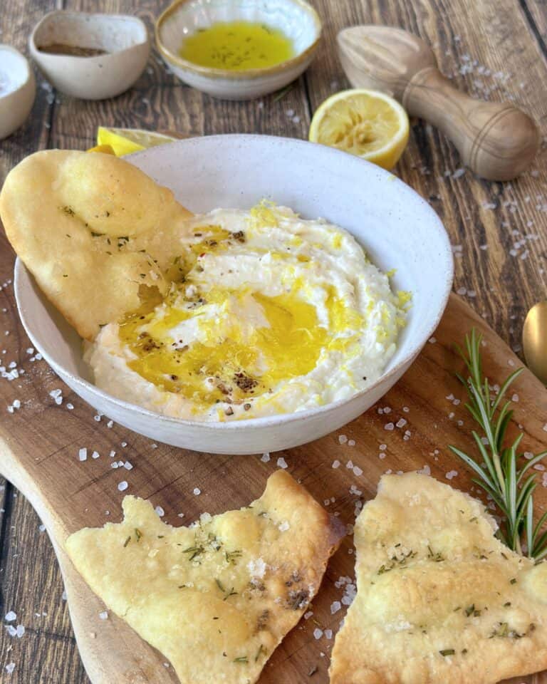 Pisket fetacreme med citron og olivenolie.