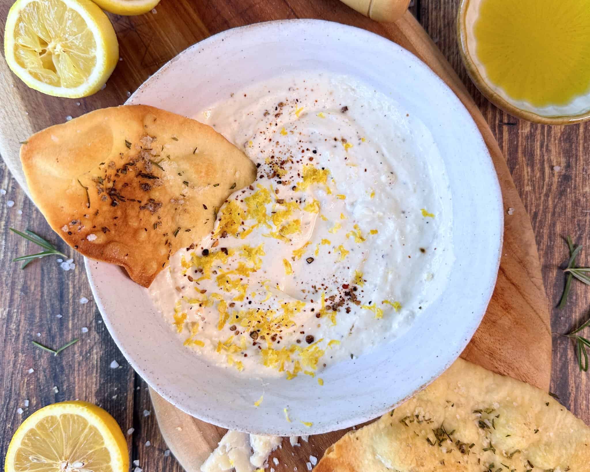 Dip med creme fraiche, citron og parmesan til brød, tapas og grill
