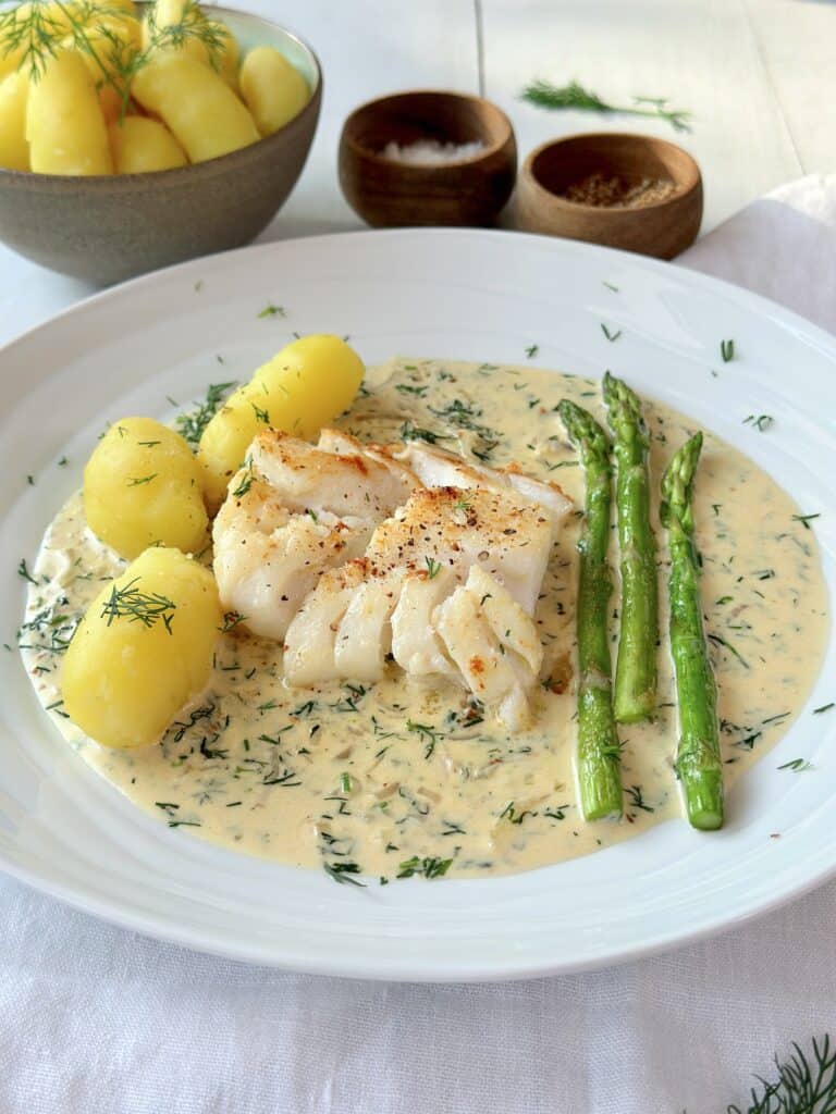 Stegt torsk i cremet dildsauce med kartofler og stegte grønne asparges.