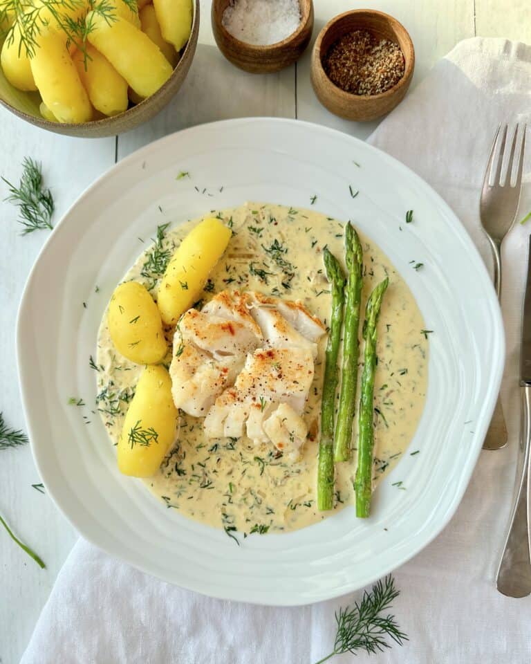 Stegt torsk i cremet dildsauce med kartofler og stegte grønne asparges.