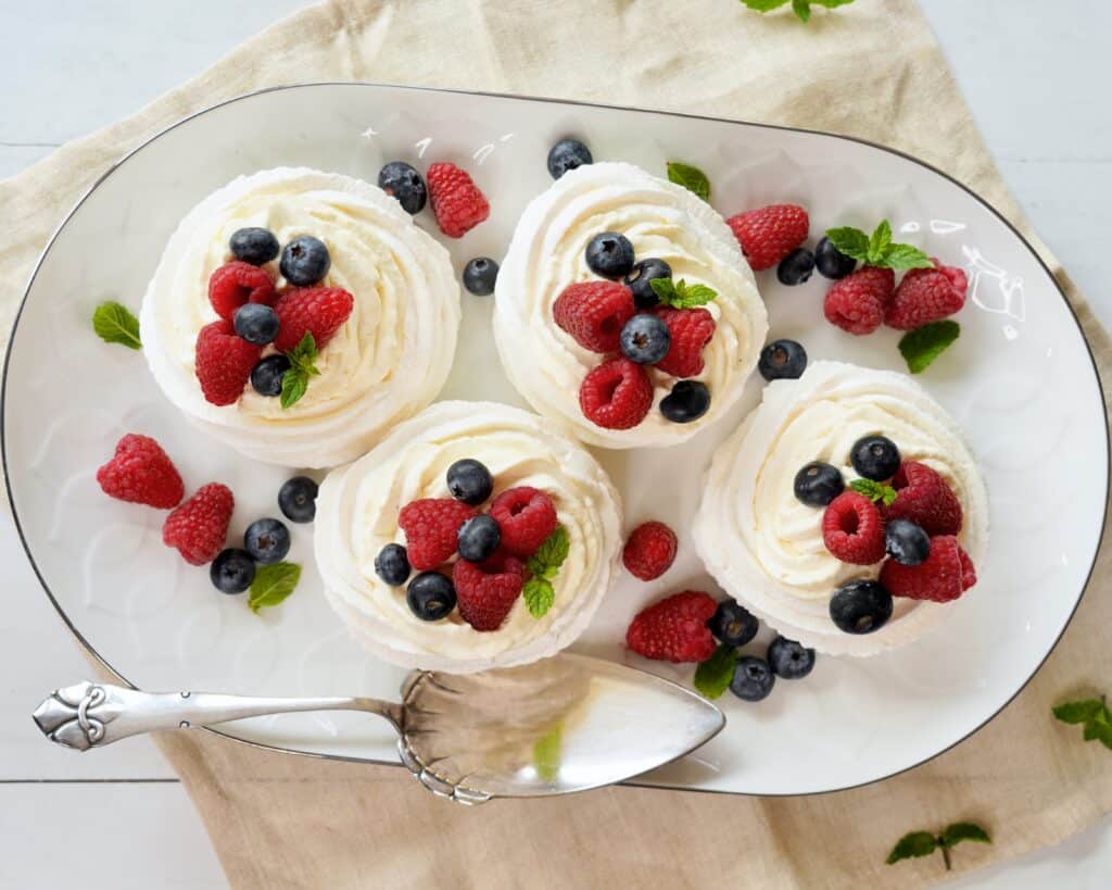 Marengs fuglereder med lemoncurd, flødeskum og bær