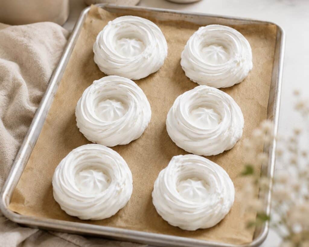Hjemmelavede fuglereder i marengs.