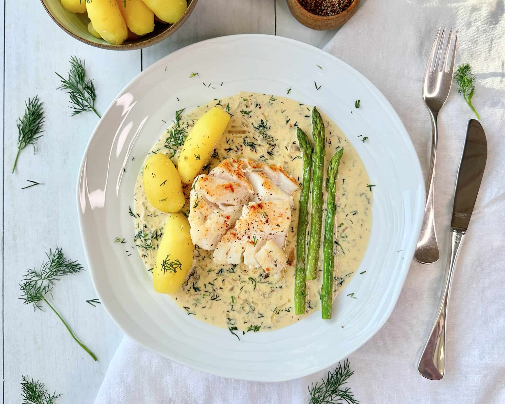 Stegt torsk i cremet dildsauce med kartofler og stegte grønne asparges.