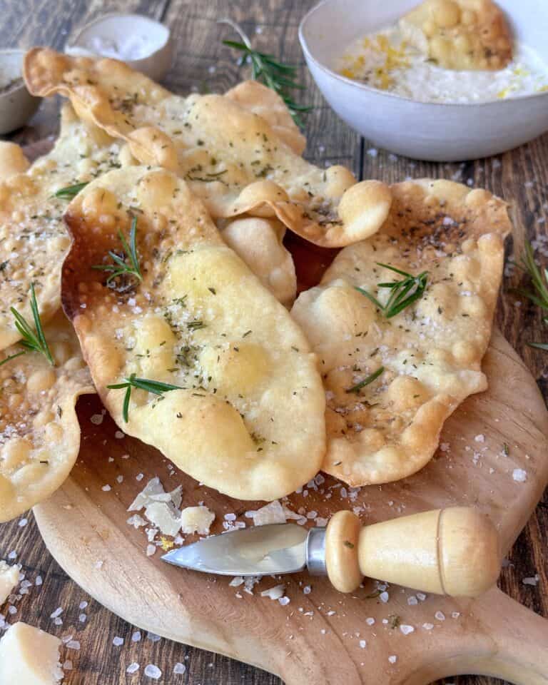 Sprøde italienske fladbrød (Lingue di Suocera) med salt og rosmarin.