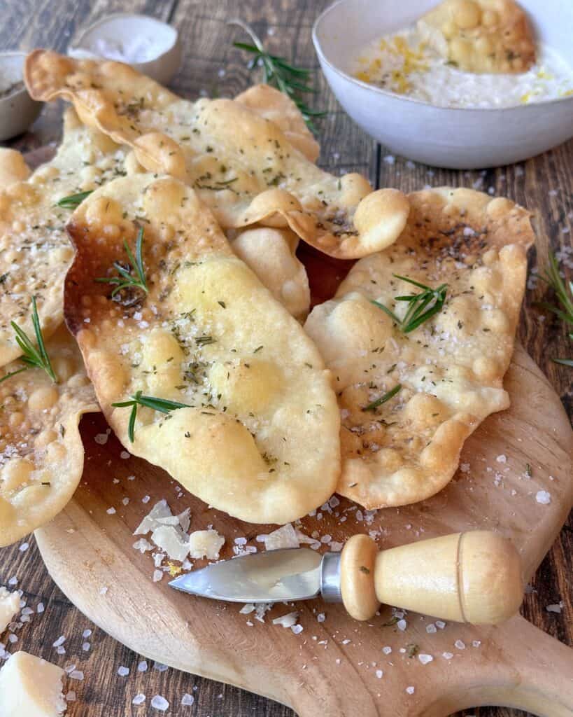 Sprøde italienske fladbrød (Lingue di Suocera) med salt og rosmarin.