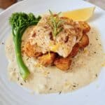 Pandestegt kuller med ovnbagte kartofler og cremet rosmarinsauce.