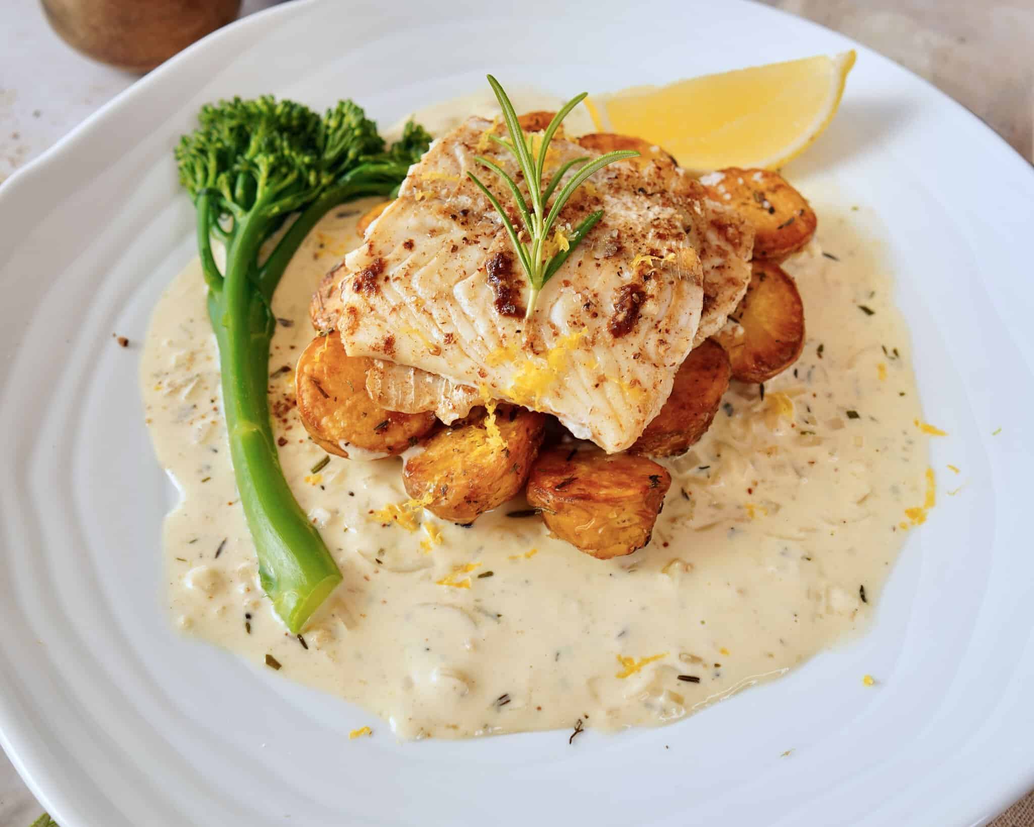 Pandestegt kuller med ovnbagte kartofler og cremet rosmarinsauce.