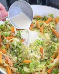 Torsk i ovn med grøntsager og flødesauce.