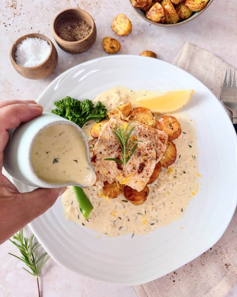 Pandestegt kuller med ovnbagte kartofler og cremet rosmarinsauce.