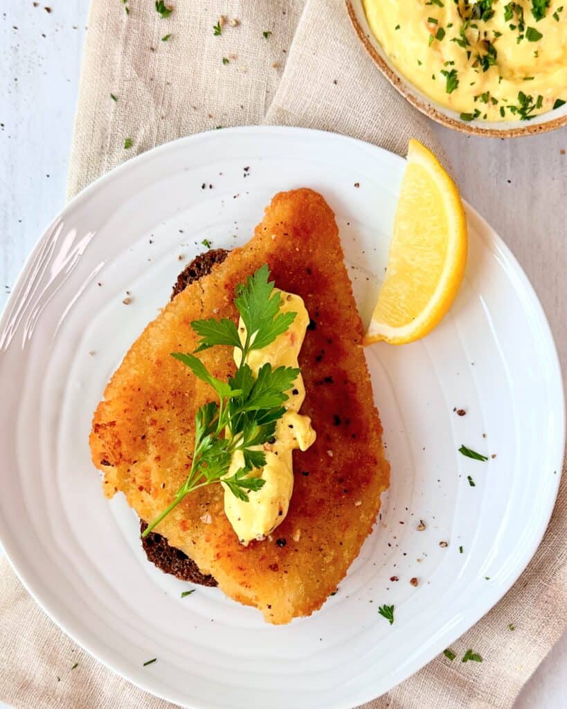 Hjemmelavet fiskefilet med sprød panering.