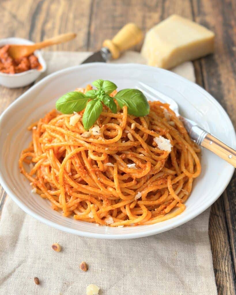 Pasta med hjemmelavet rød pesto med soltørrede tomater