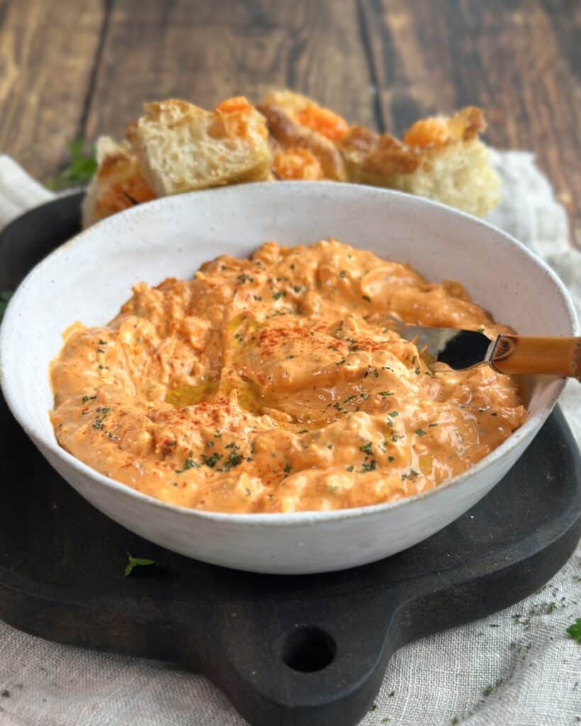 Haydari - Hjemmelavet tyrkisk-inspireret haydari dip med bagt peberfrugt og feta.