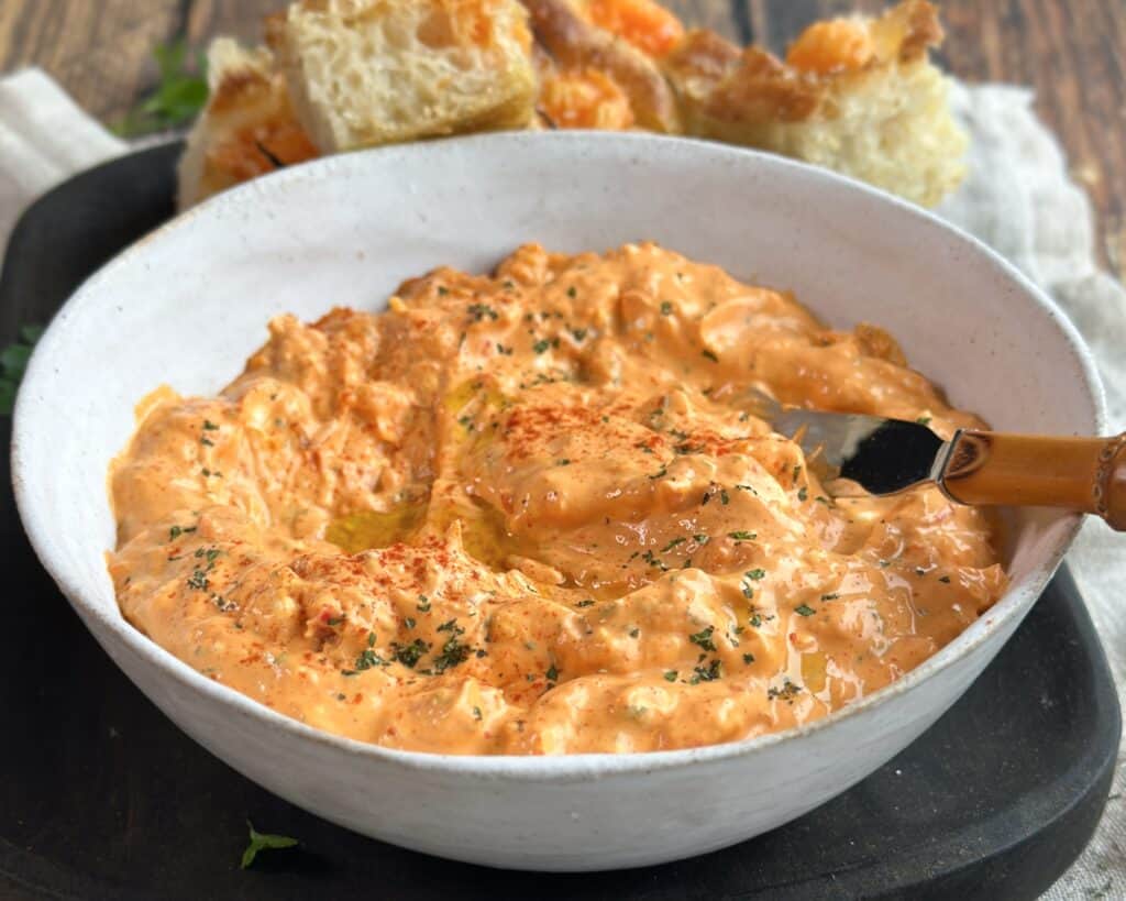 Haydari - Hjemmelavet tyrkisk-inspireret haydari dip med bagt peberfrugt og feta.