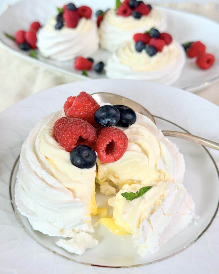 Marengs fuglereder med lemoncurd, flødeskum og bær