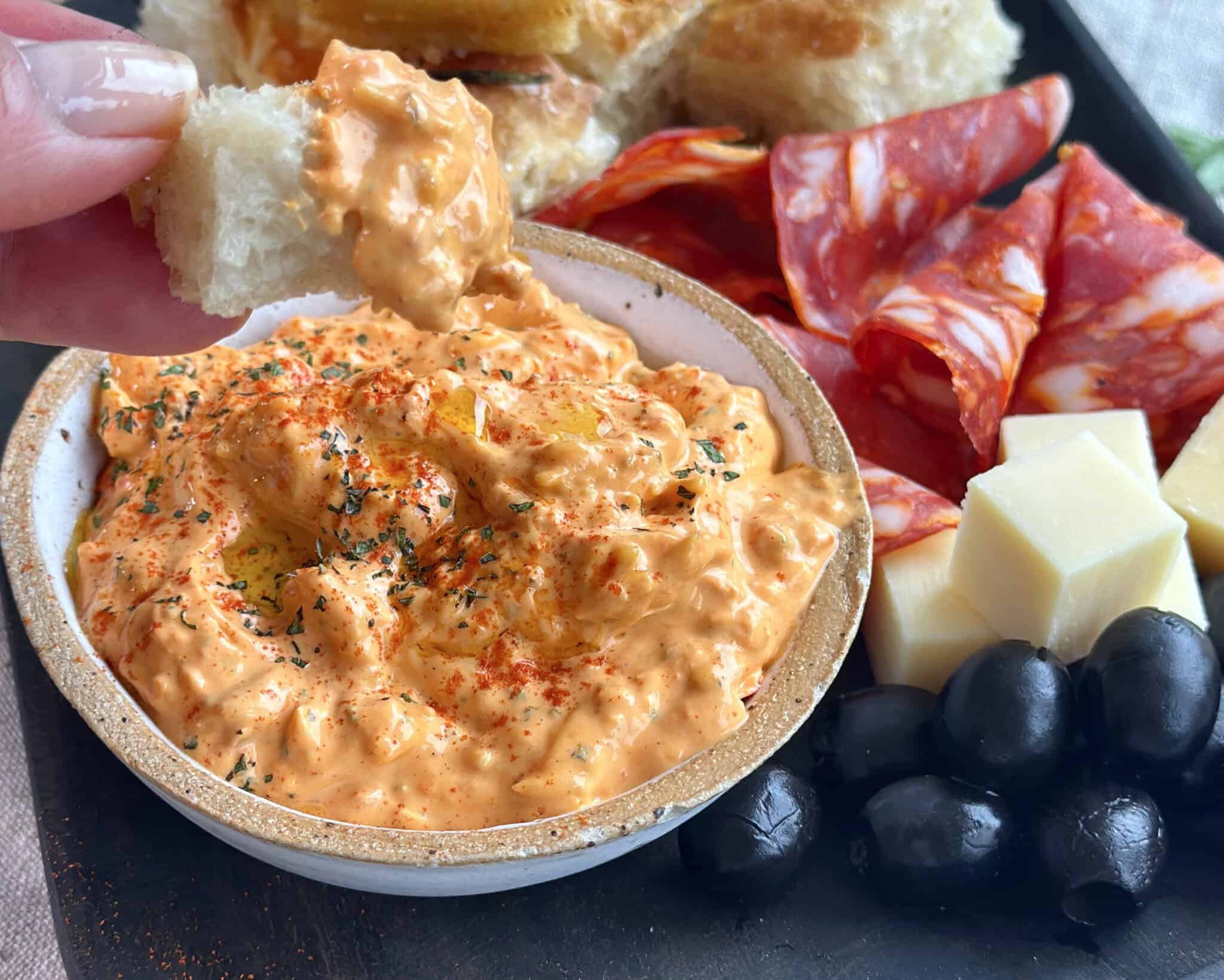 Haydari - Hjemmelavet tyrkisk-inspireret haydari dip med bagt peberfrugt og feta.