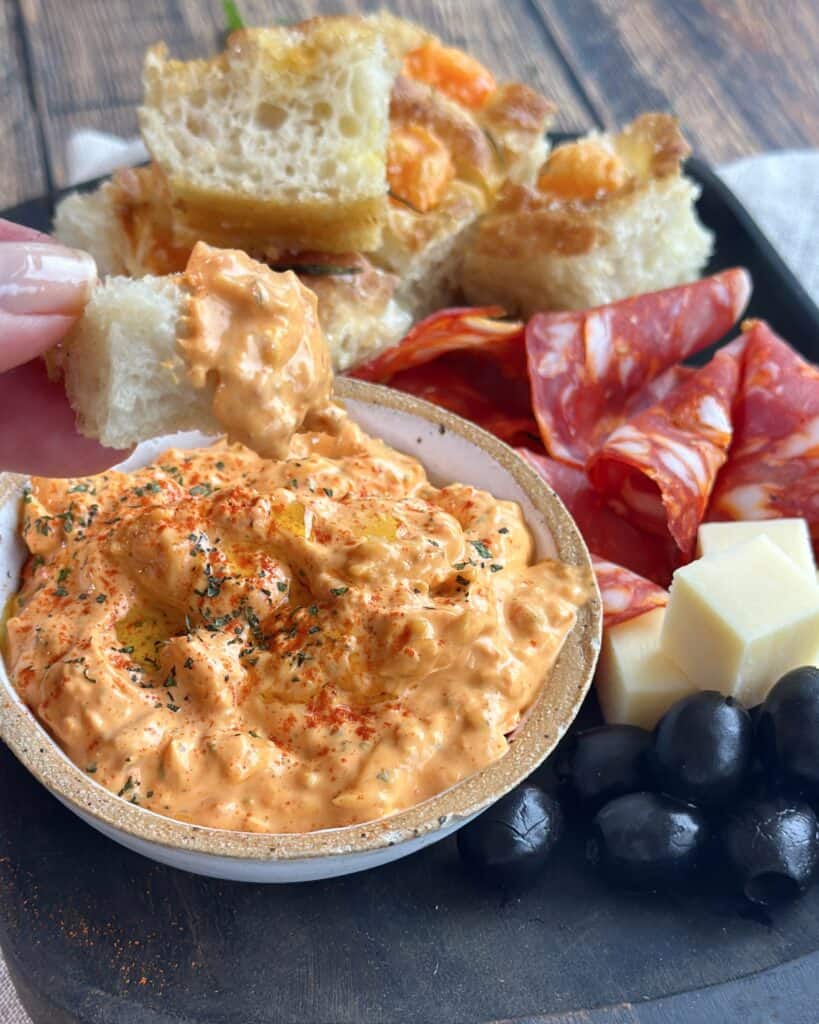 Haydari - Hjemmelavet tyrkisk-inspireret haydari dip med bagt peberfrugt og feta.