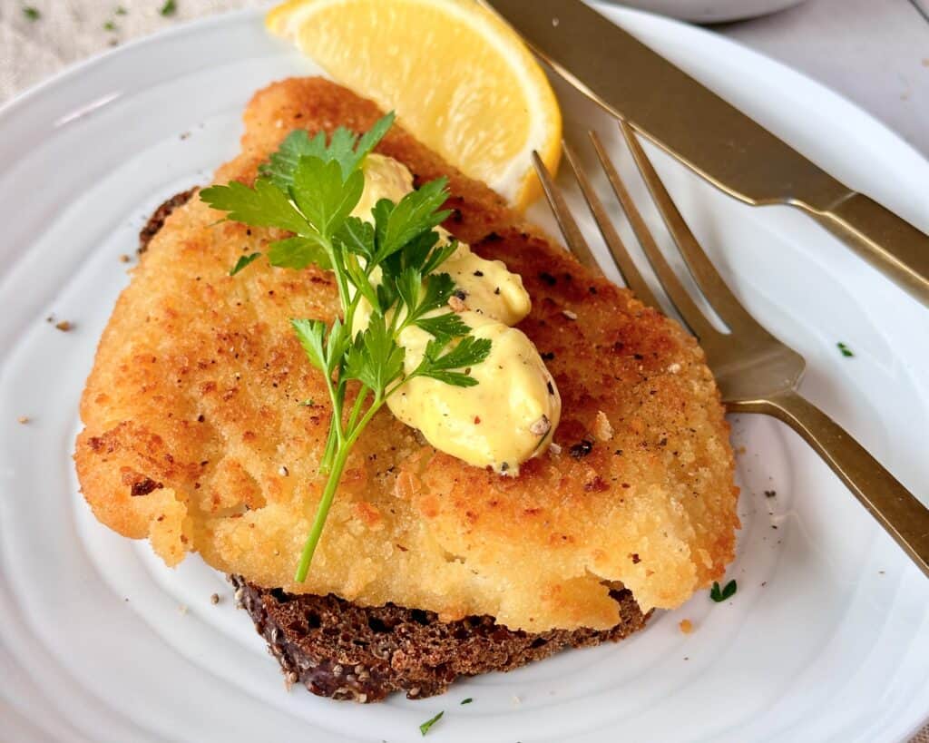 Hjemmelavet fiskefilet med sprød panering.