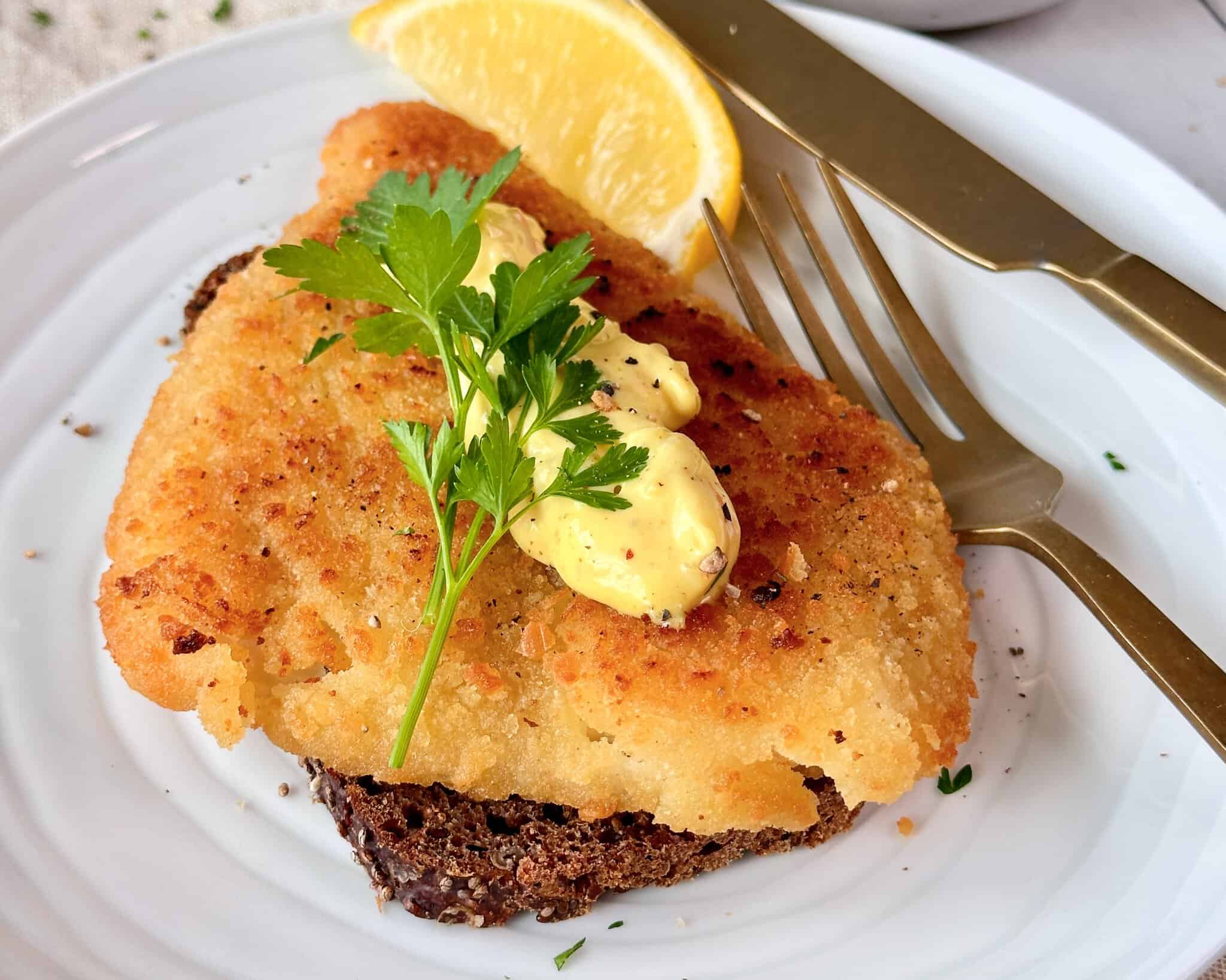 Hjemmelavet fiskefilet med sprød panering.