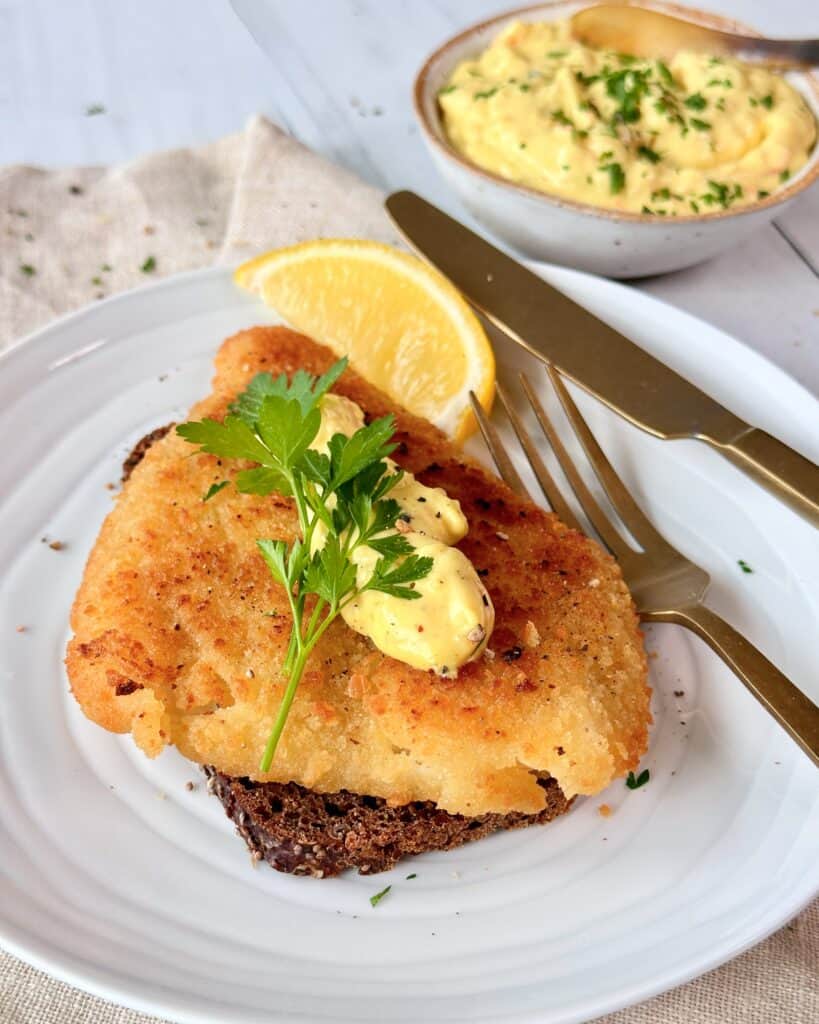 Hjemmelavet fiskefilet med sprød panering.