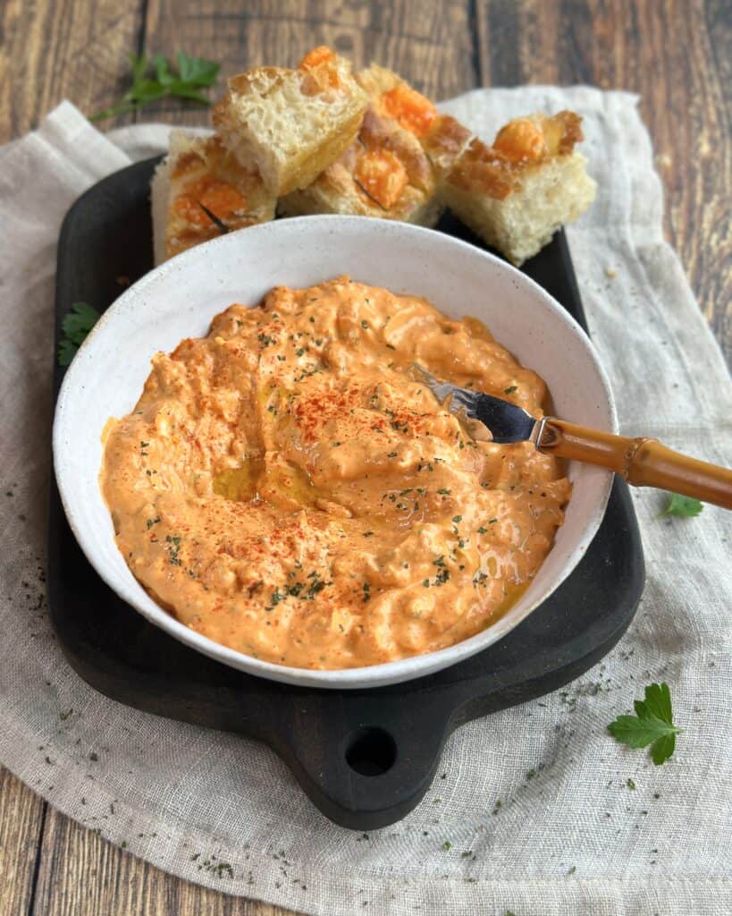 Haydari - Hjemmelavet tyrkisk-inspireret haydari dip med bagt peberfrugt og feta.